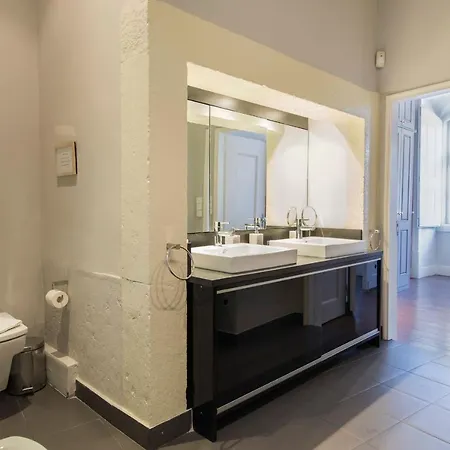 Lovelystay Downtown Dom Duarte Лиссабон